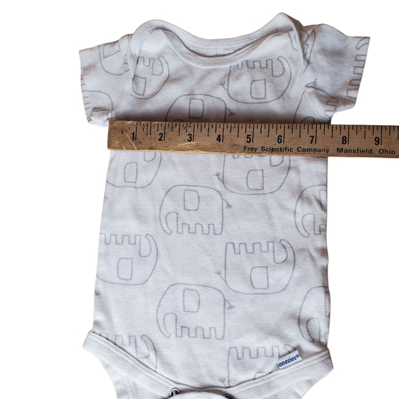 White Baby Gerber Onesie With Gray Elephant Print. 3-6 mo. B0024 - Picture 6 of 9